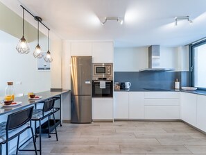 Microwave, oven, dishwasher, coffee/tea maker