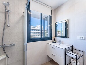 Dusche, Haartrockner, Bidet, Handtücher