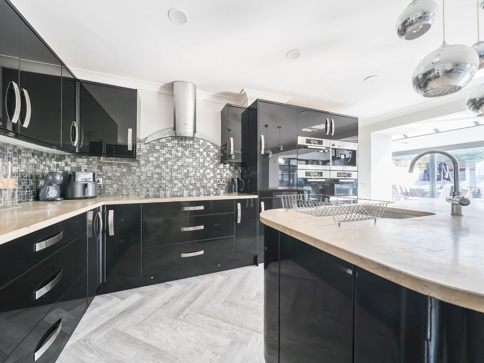 Jääkaappi, mikroaaltouuni, uuni, astianpesukone