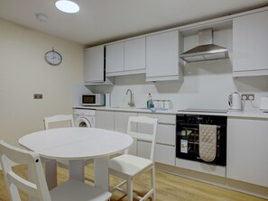 Fridge, microwave, oven, toaster - Modern 2-Bed Flat Near Newcastle City Centre | PTK (Newcastle)