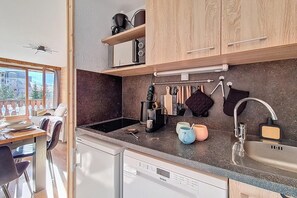 Mikroaaltouuni, uuni, astianpesukone, kahvin-/teenkeitin