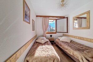 1 bedroom, bed sheets