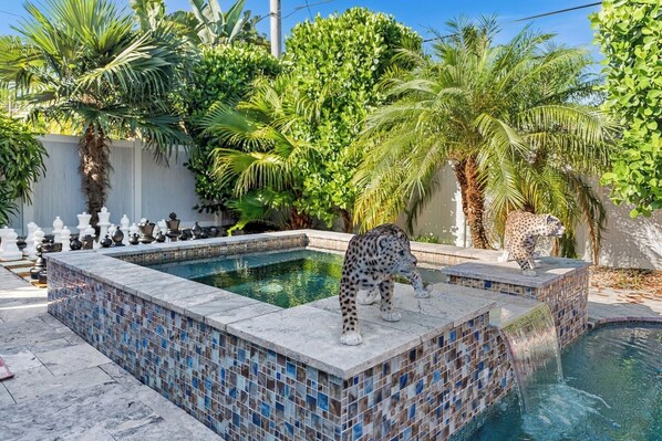 Een buitenzwembad en een verwarmd zwembad