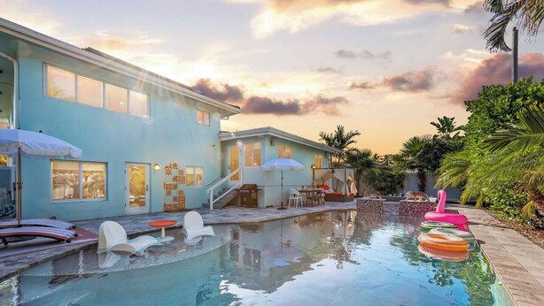 Una piscina al aire libre, una piscina climatizada