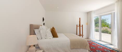 5 bedrooms, cots/infant beds, bed sheets