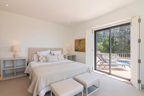 5 bedrooms, cots/infant beds, bed sheets