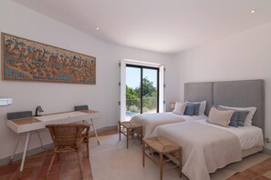 5 bedrooms, cots/infant beds, bed sheets