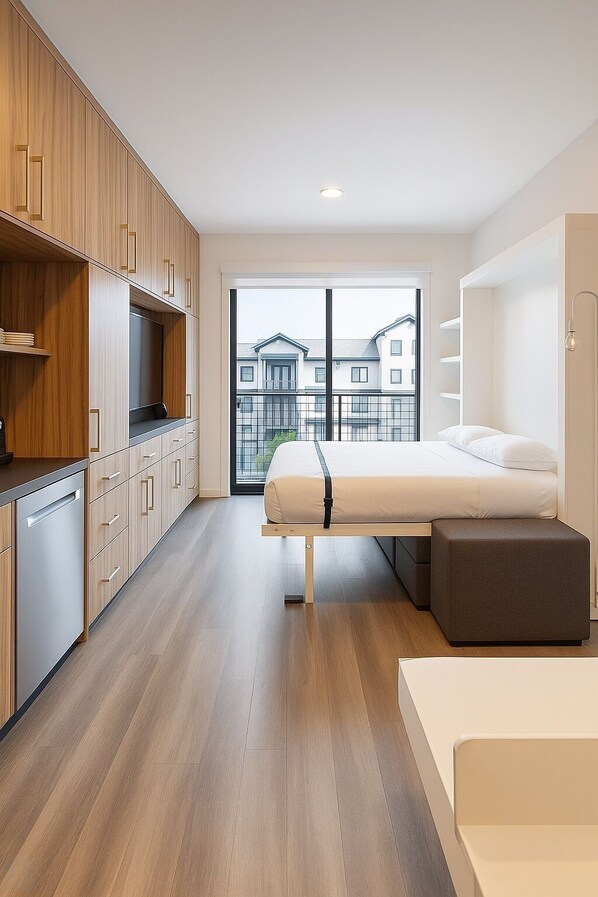 Ein modernes Schlafzimmer mit einem großen Bett, Holzschränken und Blick auf Gebäude durch ein großes Fenster.