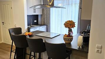 Kühlschrank, Mikrowelle, Ofen, Herdplatte