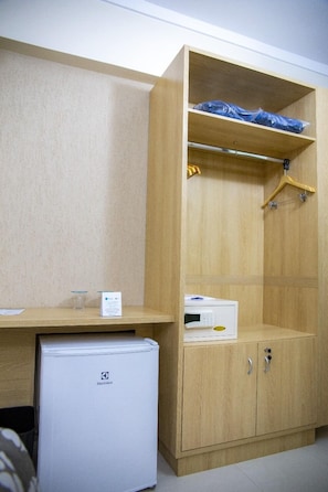 In-room safe, laptop workspace, iron/ironing board, free WiFi