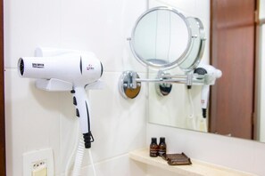 Hair dryer, towels, shampoo, toilet paper