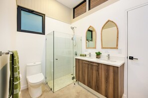 Doccia, asciugacapelli, asciugamani, sapone