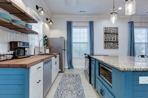 Microondas, horno, parrilla de estufa y lavavajillas