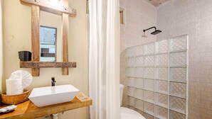 Bathroom - Xolo. Loft junto al mar Adultos . Starlink. A/Ac. (Santa María Colotepec)