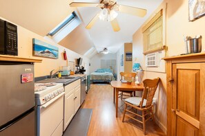 Fridge, microwave, dishwasher, coffee/tea maker - 2 bedrooms, Boothbay, ME (Boothbay)