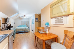 2 多间卧室、办公桌、WiFi、床单