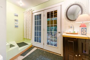 Interior - 2 bedrooms, Boothbay, ME (Boothbay)