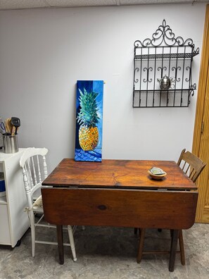 Dining - Cozy Apartment Near Boothbay Harbor and Gardens (Boothbay)