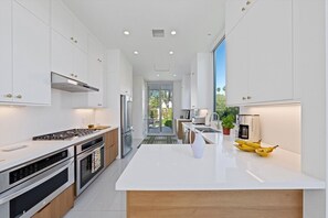 Private kitchen - Private 3-bedroom in Marrakesh Country Club (Palm Desert)