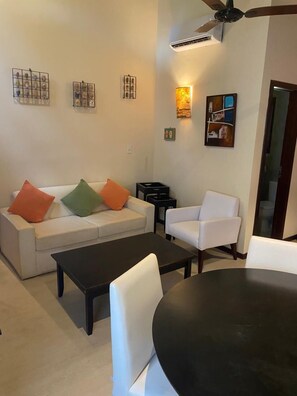 Standard Chalet, Garden View | Living area