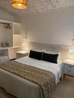 In-room safe, blackout drapes, free WiFi