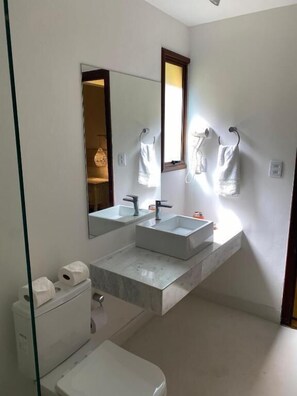 Ducha, toallas, jabón, shampoo