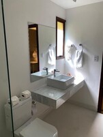 Ducha, toallas, jabón y champú