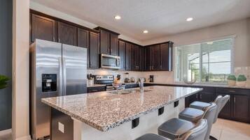 Micro-ondes, four, plaque de cuisson, lave-vaisselle