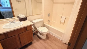 Quarto standard, 1 cama King | Banheiro | Produtos de toalete grátis, secador de cabelo, toalhas de banho