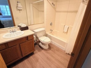 Standard Room, 1 King Bed | Bathroom | Free toiletries, hair dryer, towels, soap - Manor Suites (Las Vegas)
