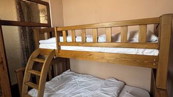 Kahden hengen perhehuone, parveke, kaupunkinäköala | Silitysrauta/-lauta, ilmainen Wi-Fi