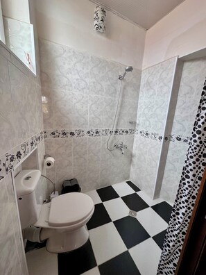 Kahden hengen perhehuone, parveke, kaupunkinäköala | Kylpyhuone | Tohvelit