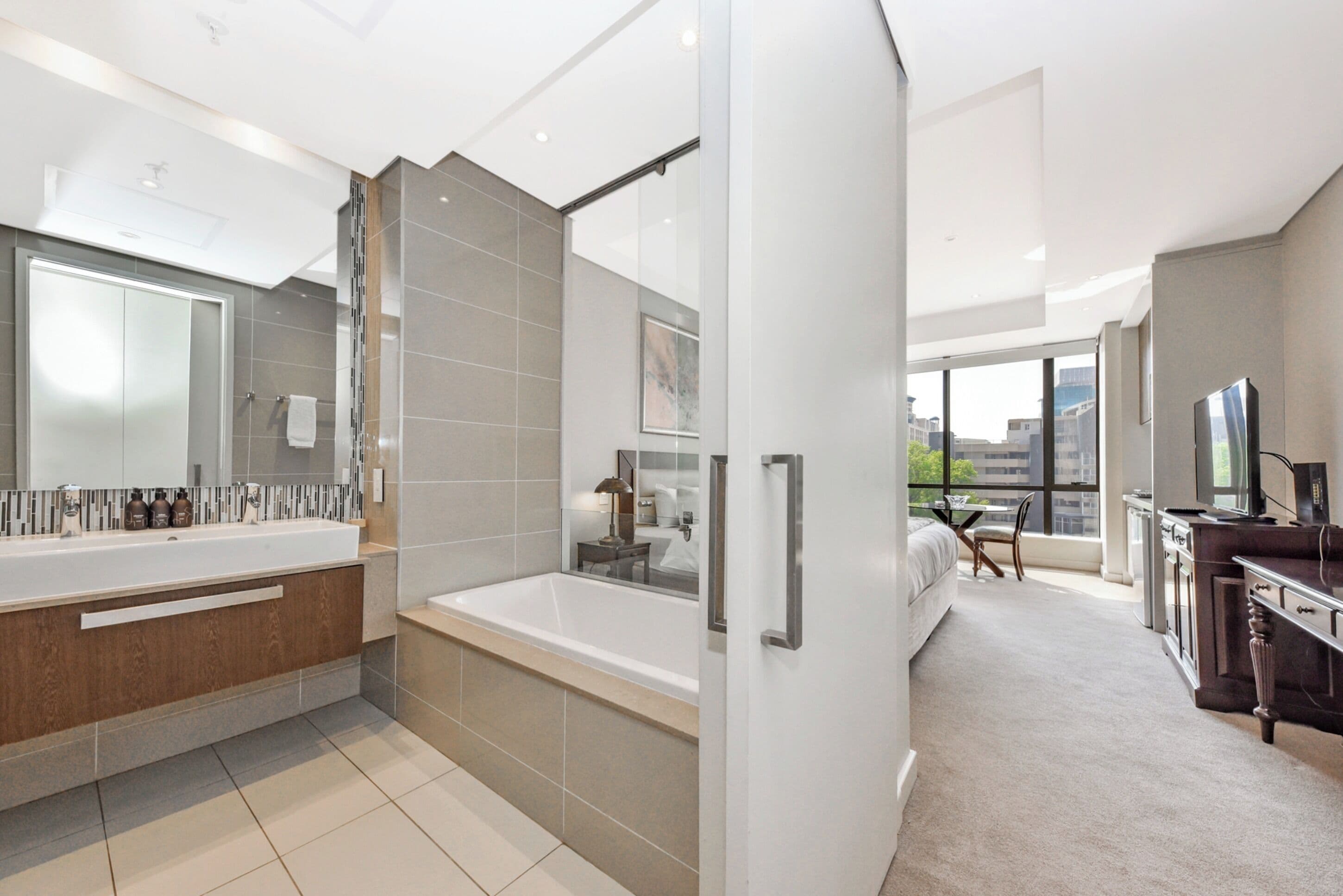 Safe på rommet, strykejern/-brett, internettilgang og sengetøy