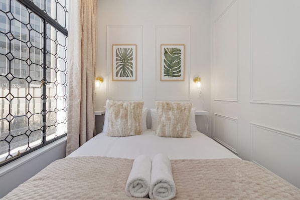 In-room safe, iron/ironing board, internet, bed sheets