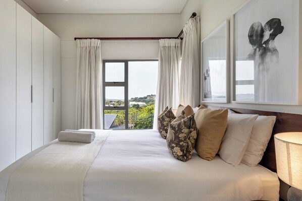 3 bedrooms, iron/ironing board, internet, bed sheets
