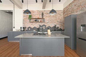 Kühlschrank, Mikrowelle, Ofen, Geschirrspüler