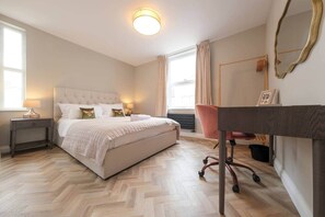 1 habitación, tabla de planchar con plancha, wifi gratis y ropa de cama