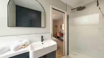 Hair dryer, towels, shampoo, toilet paper