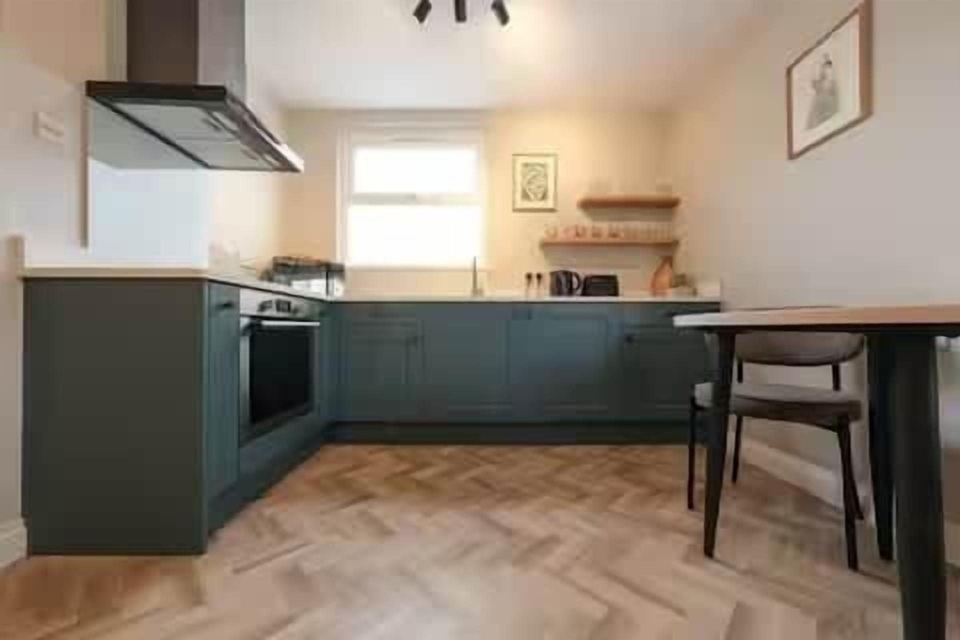 Een koelkast, een magnetron, een oven, een waterkoker