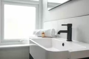 Séchoir à cheveux, serviettes fournies, shampooing, papier de toilette