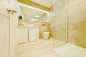 Shower, hair dryer, towels, shampoo - Redland Elegance | Spacious & Bright (Bristol)