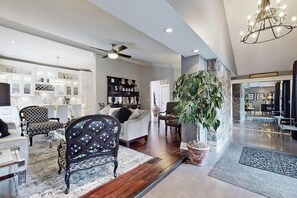 Living area - 1b1b Queen bed, share bathroom, Sheppard Elegant house 5mins to Fairview mall (Toronto)