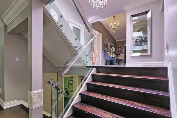 Interior - 1b1b Queen bed, share bathroom, Sheppard Elegant house 5mins to Fairview mall (Toronto)