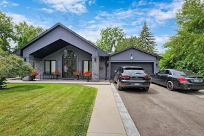 Exterior - 1b1b Queen bed, share bathroom, Sheppard Elegant house 5mins to Fairview mall (Toronto)