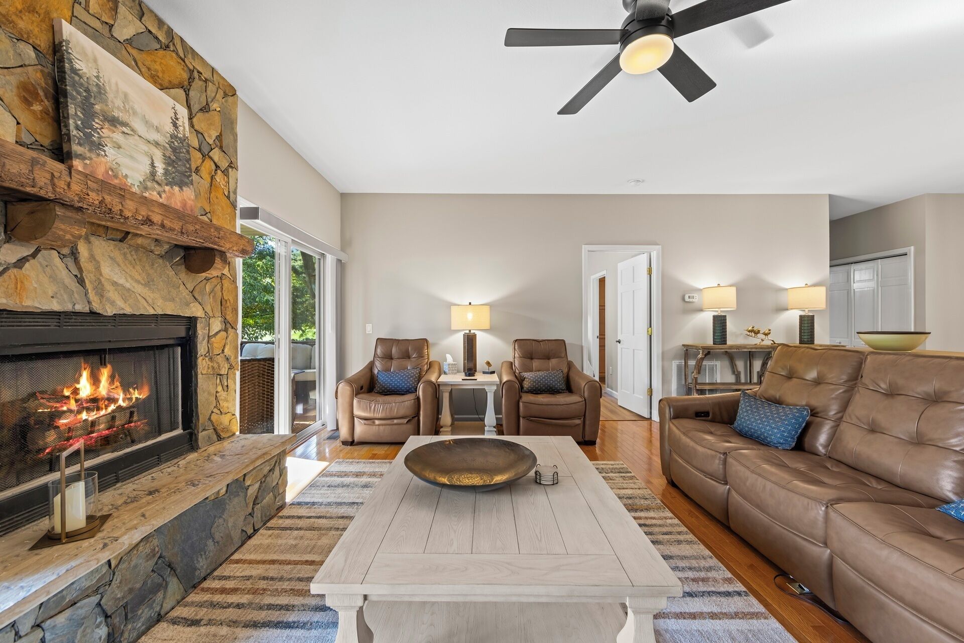 Smart TV, fireplace