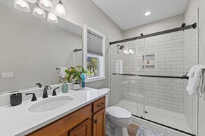 Shower, hair dryer, towels, soap - Newly Renovated Condo w/Golf Course & Creek View (Whittier)