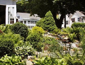 Property grounds - Crafts Inn, Hotel Suite with pool and hot tub. (Wilmington)