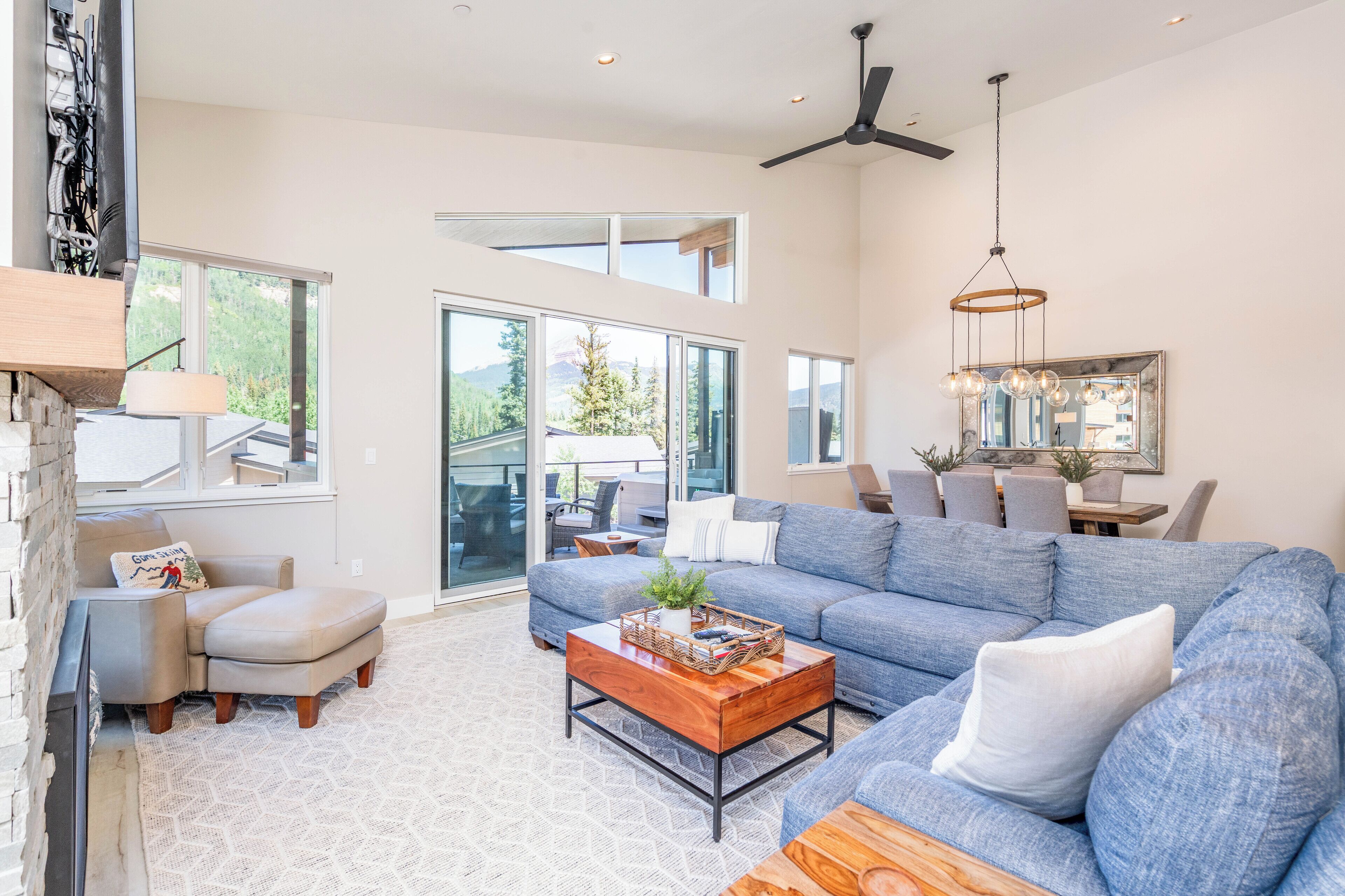 Télévision, cheminée