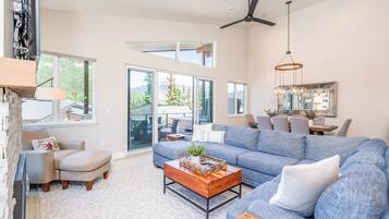 Een televisie en een open haard