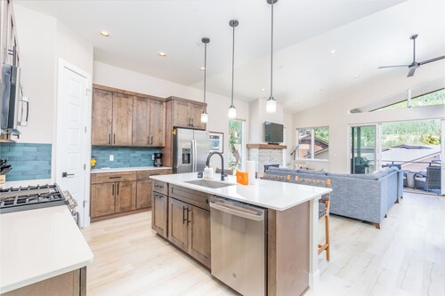 New 3-bedroom townhome across from Purgatory - Hot Tub/Views/Arcade Game/Firepit